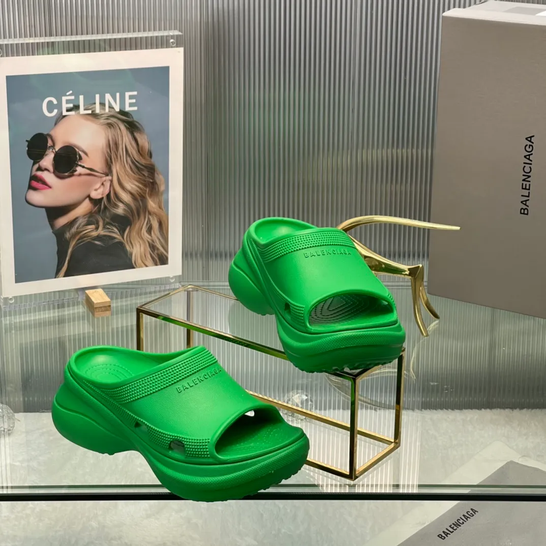 👟👟Ex-factory price 380👟👟 35-41 ‍🔥 ‍🔥 ‍🔥Balenciaga’s latest hole-in-the-wall slippers are now available! 🎉🎉🎉A sandal that is popular on Instagram, 🎊🎊🎊 and all major platforms of Xiaohongshu! Made of high-tech materials and molded in one piece, it is lightweight, wear-resistant, and waterproof! ✨✨✨ The heel height is 6CM. The colors are being added one after another to meet your various color combinations and different needs. A very cost-effective product!